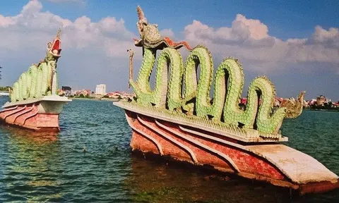 Nghệ nhân tạc nên cụ rồng ở Hồ Tây