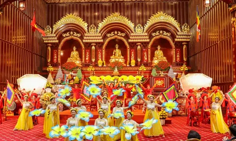 Hàng vạn người đội mưa tham dự khai hội Xuân Yên Tử năm 2024