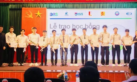 30 sinh viên nhận học bổng Năng lượng tương lai AES năm 2024