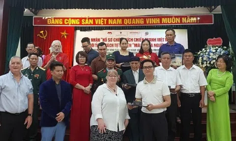 Trao 1.000 kỷ vật cho gia đình liệt sĩ Việt Nam từ nửa vòng trái đất