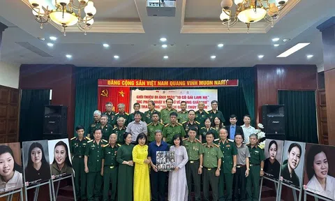 Trao tặng ảnh phục dựng chân dung liệt sĩ nhân dịp 27/7