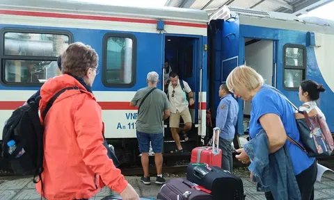 Chuyến tàu đầu tiên đưa khách du lịch đến Lào Cai sau bão lũ