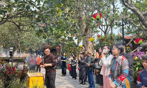 Người dân Thủ đô nô nức chen chân dâng hương, lễ chùa ngày đầu năm mới