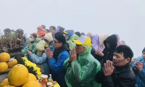 Hàng vạn du khách thập phương len chân, đội mưa khai Hội Xuân Yên Tử 2025