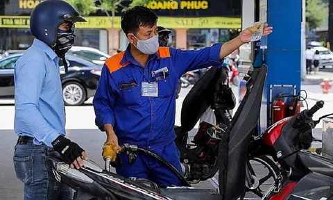 Doanh nghiệp phân phối xăng dầu kiến nghị 15 ngày điều chỉnh giá một lần