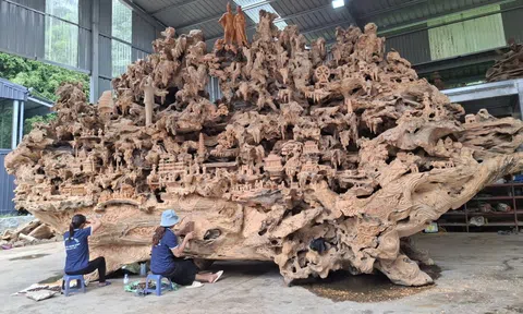Vẻ đẹp vượt thời gian của gỗ lũa trai vàng trong tác phẩm Non bộ “Cội nguồn"