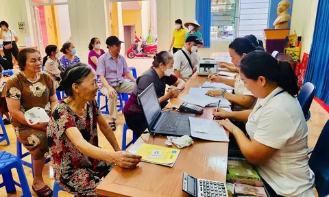 Mở rộng an sinh y tế cho người cao tuổi và hộ nghèo