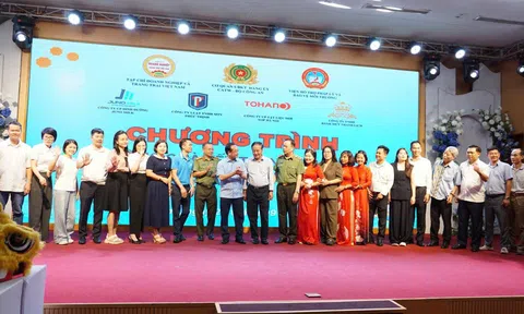 “Trung thu đong đầy yêu thương” - Trao 300 phần quà và tư vấn pháp luật bảo vệ trẻ em tại Phú Thọ