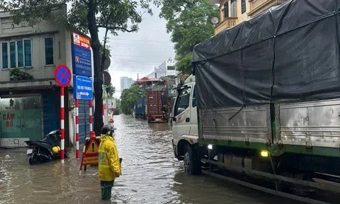 Hà Nội trực 24/24 tại hơn 30 điểm “nóng” ngập úng trước bão số 11