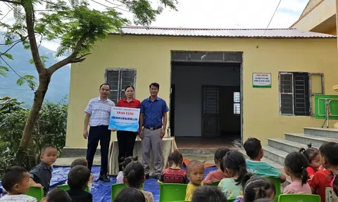 Tạp chí Năng lượng mới tặng phòng học cho học sinh vùng cao