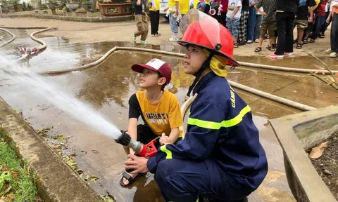 Hơn 2.000 học sinh tiểu học Đắk Lắk hào hứng với chương trình trải nghiệm “Trở thành chiến sĩ chữa cháy”