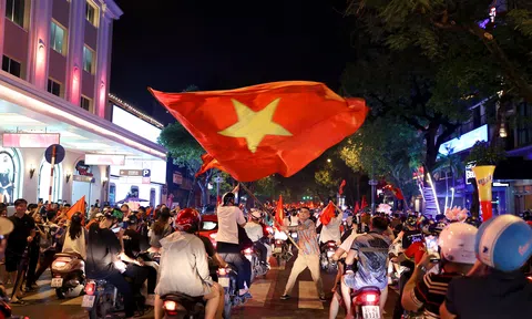 Người Hà Nội xuống đường "đi bão" mừng U23 Việt Nam vô địch