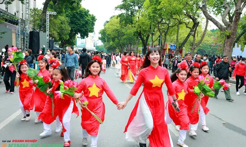 Rực rỡ sắc màu chương trình đồng diễn áo dài bên hồ Hoàn Kiếm