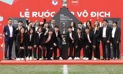 Việt Nam đón Cúp vàng World Cup Bóng đá nữ ghé thăm