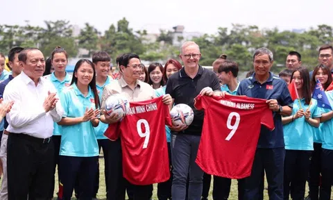 Thủ tướng Phạm Minh Chính cùng Thủ tướng Australia gặp gỡ Đội tuyển Nữ Việt Nam