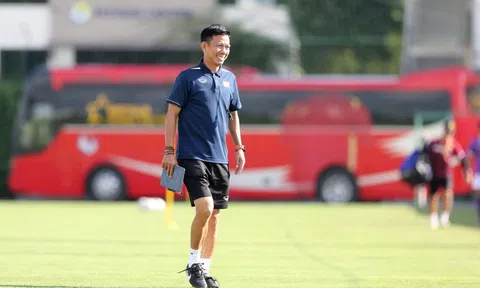 Các cầu thủ trẻ Việt Nam cần thích nghi với nhiều lối chơi