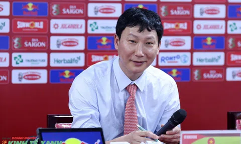 HLV Kim Sang Sik khen ngợi hàng công của đội tuyển Việt Nam sau chiến thắng trước Philippines