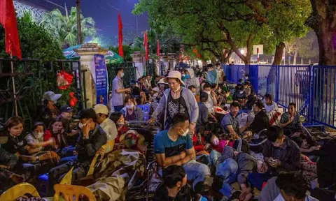 Cổ động viên thức trắng đêm xếp hàng chờ mua vé trận đấu Việt Nam - Indonesia