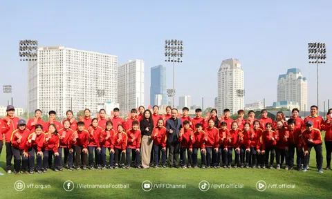 Lãnh đạo VFF chúc mừng năm mới hai đội tuyển U14 và U16 nữ Việt Nam