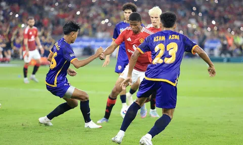 HLV Kim Sang Sik cùng đội tuyển Các ngôi sao Đông Nam Á đoạt cúp Maybank Challenge Cup Malaysia 2025