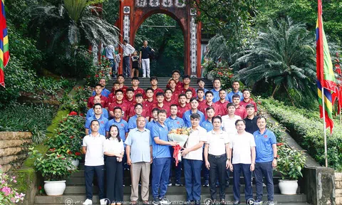 Đội tuyển U23 Việt Nam tới dâng hương tưởng niệm các Vua Hùng trước thềm Vòng loại U23 châu Á 2026