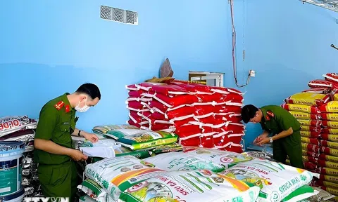 Cà Mau: Phát hiện 77 tấn phân bón, chế phẩm thuỷ sản không rõ nguồn gốc