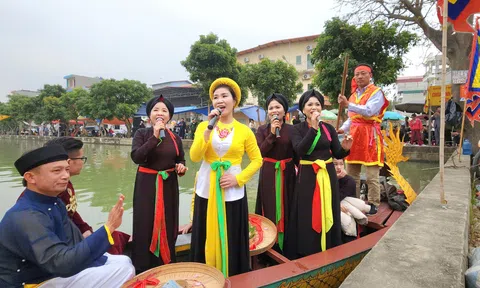 Du khách nô nức trẩy Hội Lim, đắm chìm trong làn điệu Quan họ mượt mà