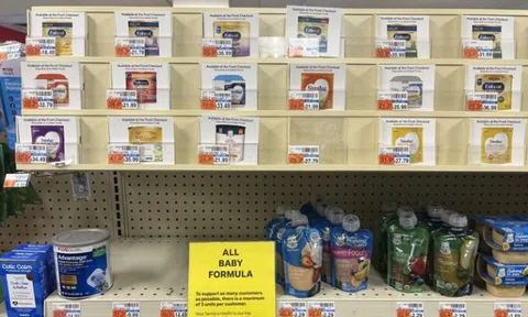 Mỹ: Các kệ hàng sữa bột trống rỗng do khủng hoảng