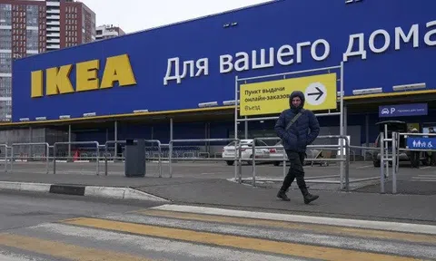 Sau McDonald's, Starbucks và IKEA rút khỏi thị trường Nga