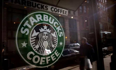 Lượt khách hàng ghé thăm Starbucks, Dunkin' giảm khi lạm phát tăng cao kỷ lục 