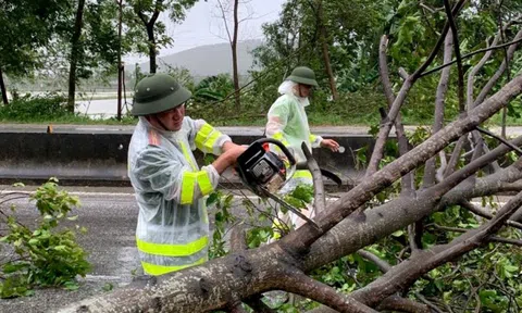 Tin tức mới nhất bão số 5: Bão số 5 áp sát đất liền Nghệ An và Hà Tĩnh