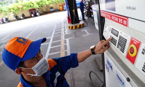 Giá xăng dầu hôm nay 20/9/2025: Thế giới giảm mạnh, trong nước tăng nhẹ