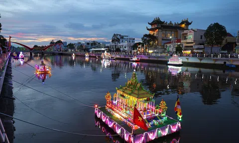 Cần Thơ khai mạc trình diễn Thả Đèn nước và ghe Cà Hâu, điểm nhấn Lễ hội Oóc Om Bóc – Đua ghe Ngo 2025