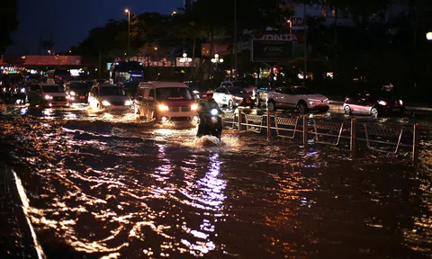 Hà Nội: Trời khô ráo, nhiều tuyến đường trọng điểm vẫn ngập sâu