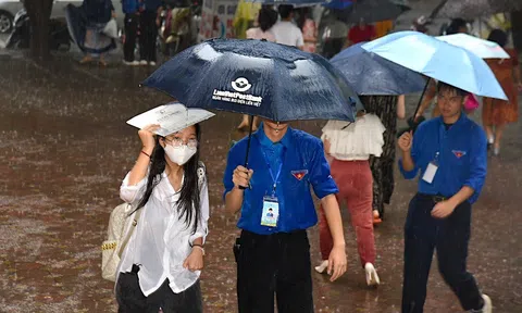 Dự báo mưa lớn đầu tuần tới, Hà Nội lại tái diễn tình trạng "lụt sâu, ngập lâu"