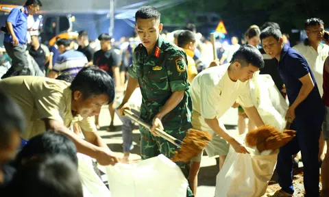 Thái Nguyên: Bộ đội, người dân “trắng đêm” đắp đê Chã chống lũ lịch sử