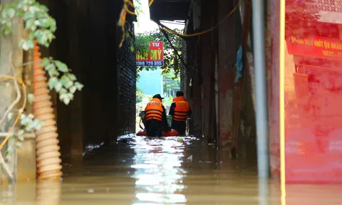 Nước lũ rút chậm, người dân Thái Nguyên mắc kẹt giữa bùn và rác
