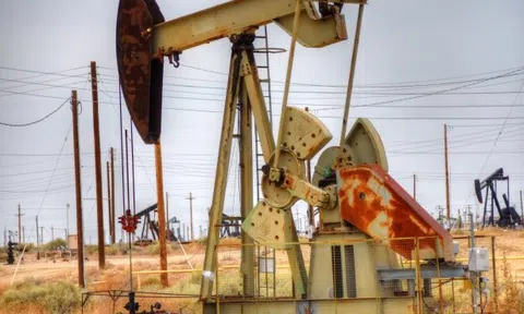 Giá dầu thế giới tuần qua tăng mạnh sau cuộc họp của OPEC+