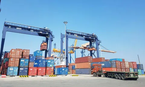 Hàng container qua cảng biển tiếp đà tăng trưởng hai con số