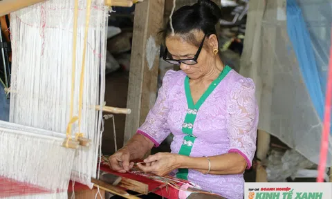 Bản làng xứ Nghệ ấm no nhờ giữ nghề dệt thổ cẩm truyền thống