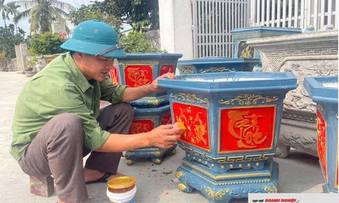 Bỏ việc công nhân về quê đúc chậu cảnh xi măng, vợ chồng ở Nghệ An thu tiền triệu mỗi dịp Tết