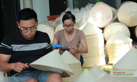 Lênh đênh nghề đan nón lá Trường Giang