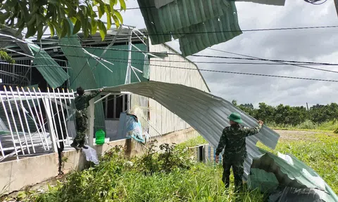 Mưa, bão làm sập hàng trăm căn nhà ở Đồng Tháp
