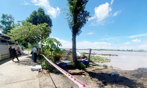 An Giang: Sạt lở làm 2 căn nhà rơi xuống sông, ước thiệt hại tài sản 200 triệu đồng