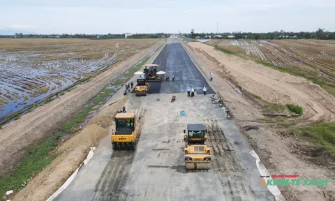 Thảm mét nhựa đầu tiên trên cao tốc Châu Đốc - Cần Thơ - Sóc Trăng