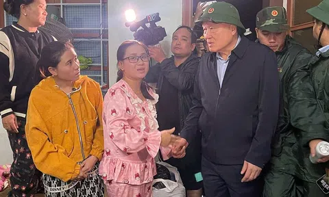 Phó Thủ tướng Thường trực Nguyễn Hòa Bình đến trực tiếp với người dân vùng lũ