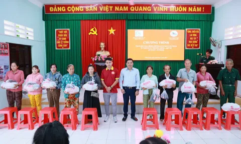 Vĩnh Long: Tặng quà tri ân gia đình chính sách nhân kỷ niệm 78 năm Ngày Thương binh - Liệt sĩ