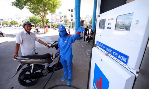 Giá xăng tiếp tục tăng mạnh hơn 1.400 đồng/lít