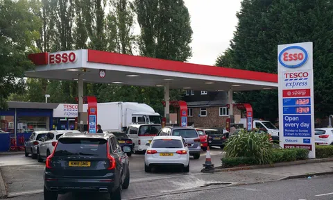 Giá xăng tăng lên mức cao kỷ lục mới tại Anh