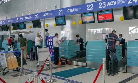 Hành khách đi máy bay vẫn phải kê khai thông tin di chuyển